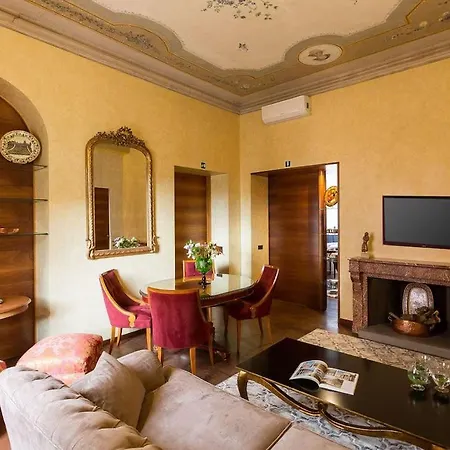 Petite Maison De *